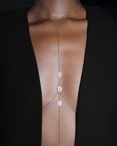 Chaîne de corps « Carré » en or plaqué 14 carats rose vif, avec un pendentif en forme de Y orné de trois pierres encadrées