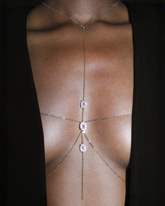 Chaîne de corps Carré T-Line en or plaqué 14 carats rose vif, ornée de trois pierres encadrées