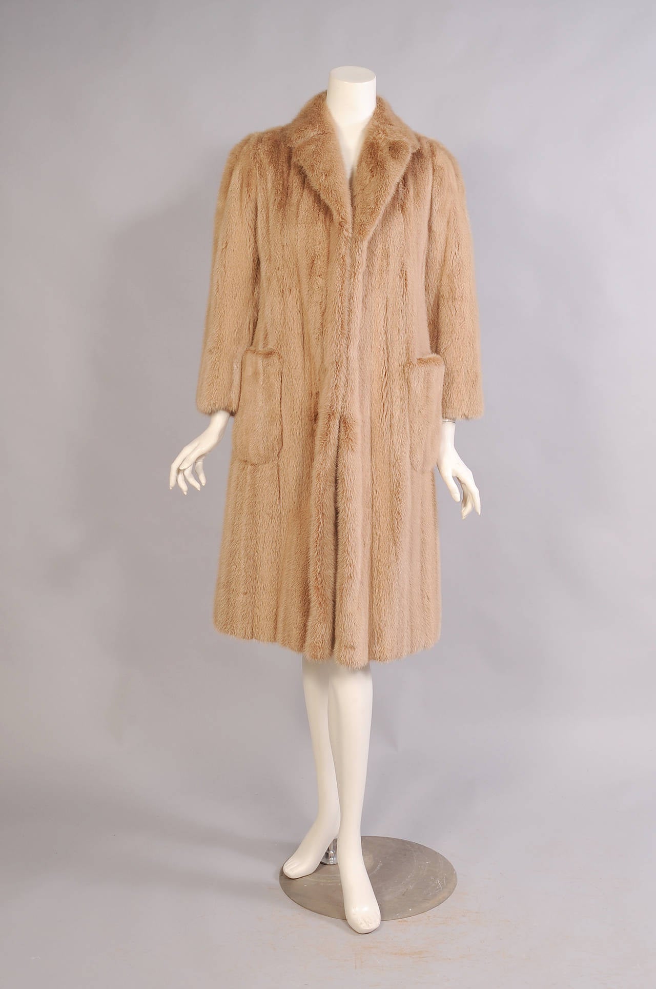 This classic light mink coat has a notched lapel and two patch pockets. It is fully lined in matching silk and it is in excellent condition.
Measurements;
Shoulders 15