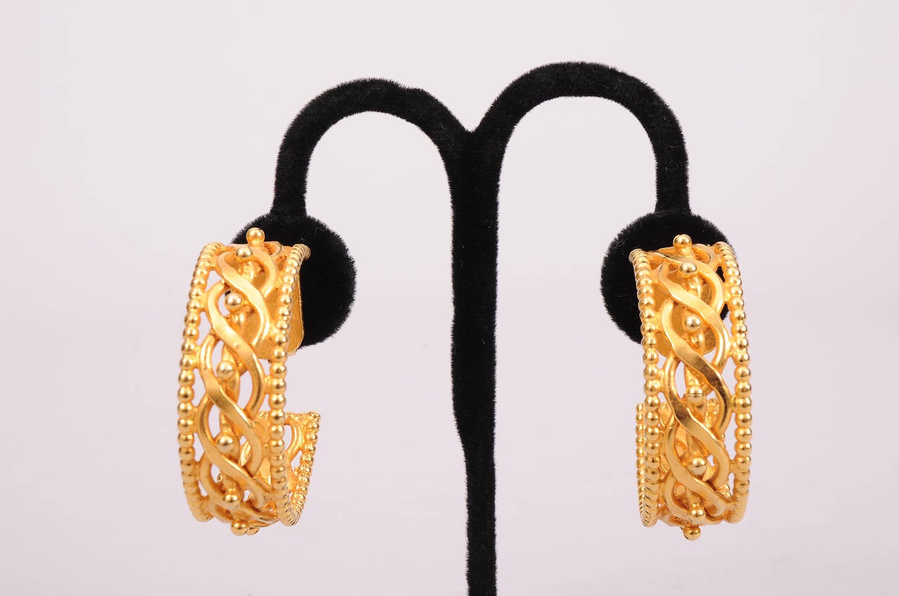 Gorgeous gold toned hoop earrings have a swirling design anchored by bead trim on either side. Larger gold beads run down the center. The earrings are in excellent condition and they are signed on the back.
Measurements;
Length 1 3/4