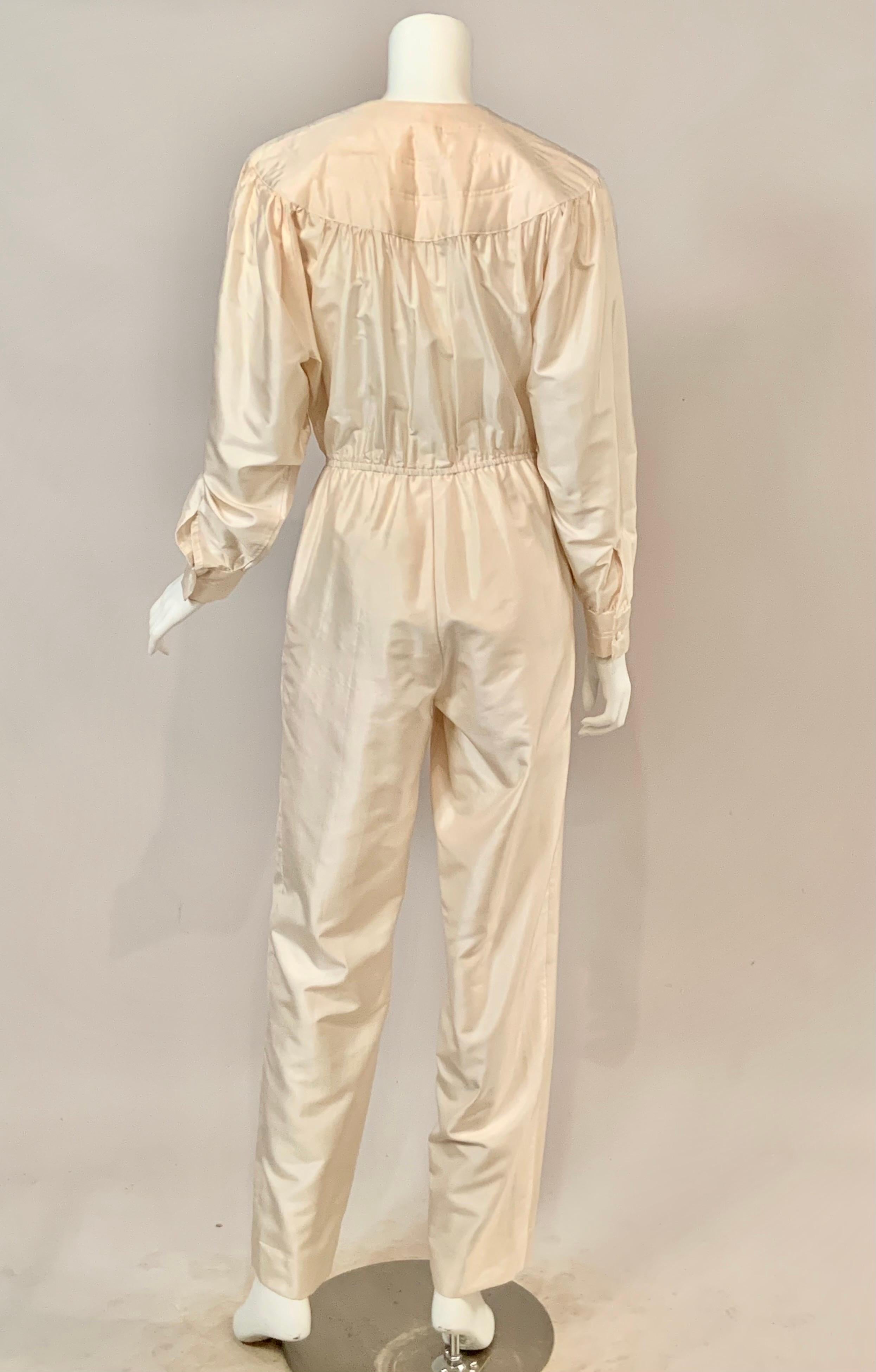 Combinaison en soie de couleur crème, avec piqué de canaux sur le corsage et les poignets en vente 2