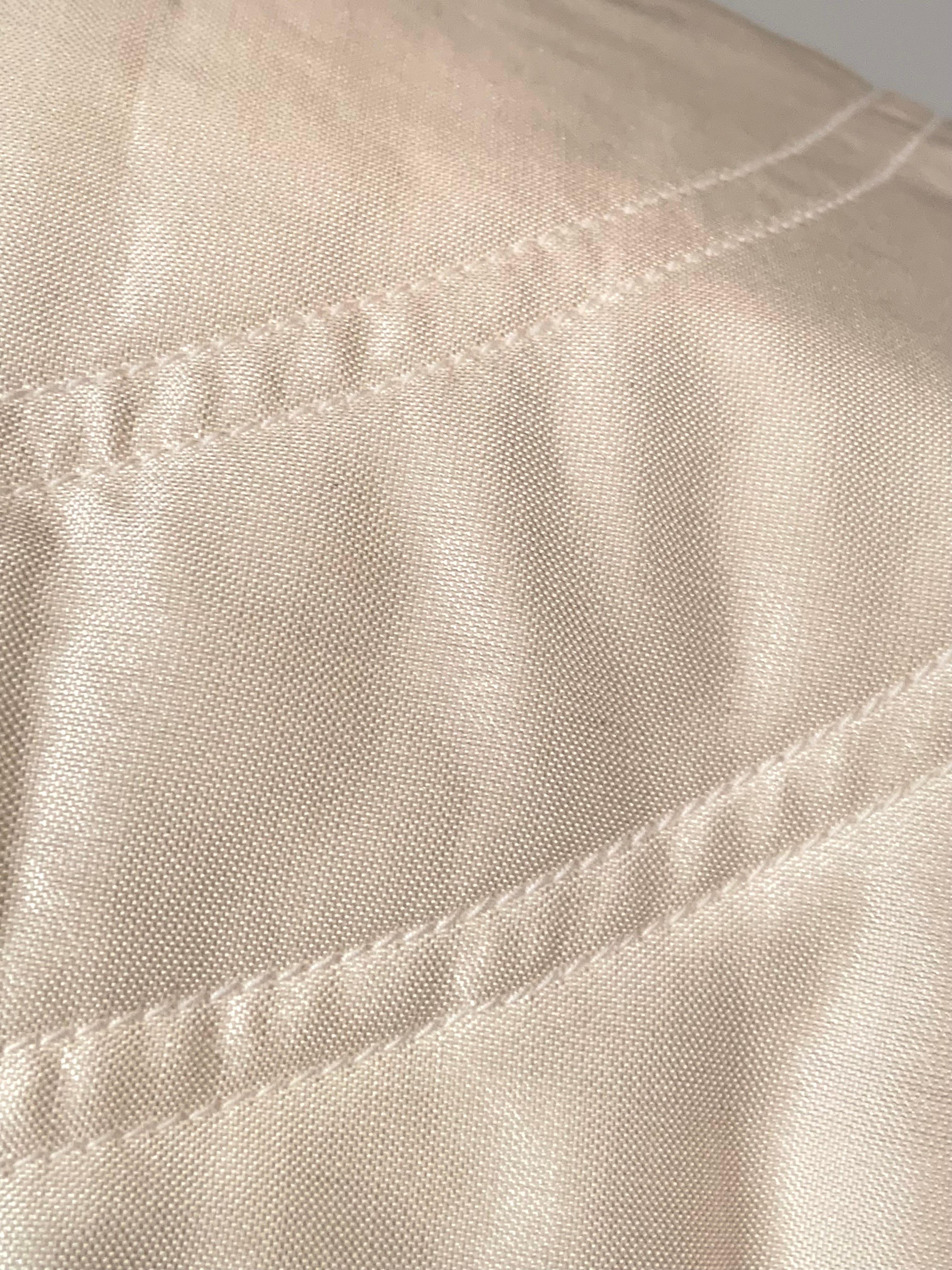 Beige Combinaison en soie de couleur crème, avec piqué de canaux sur le corsage et les poignets en vente