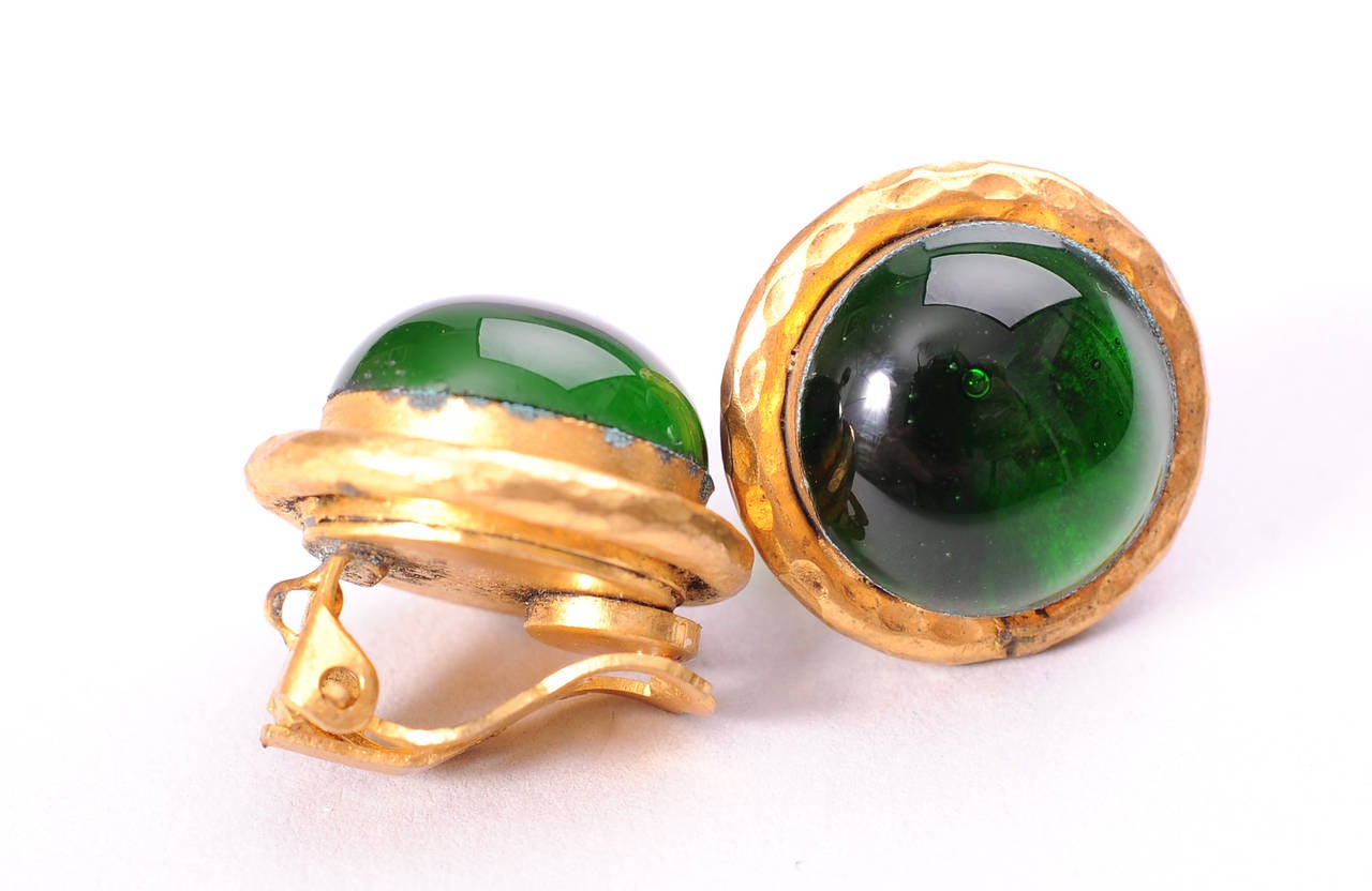 Deep green cabochon stones are accented with a gold toned setting in these Gripoix earrings from Chanel Haute Couture. They have clip backs and are in excellent condition.
Measurements;
Height 1/2