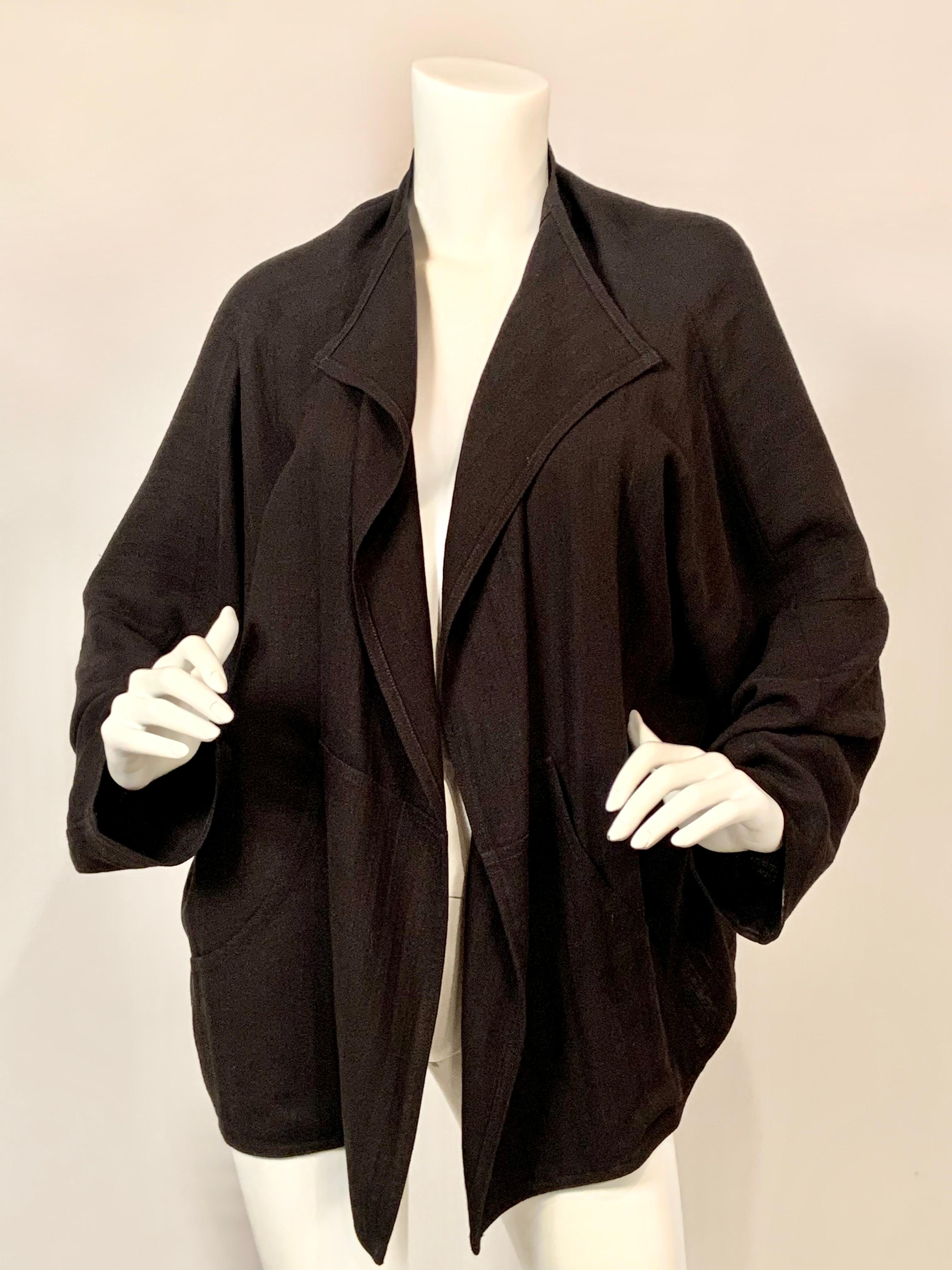 Questa giacca di lino importata e facile da indossare, disegnata da Zoran negli anni '80, è il topper perfetto. Eleganza e disinvoltura, si indossa sopra un abito o un pantalone con facilità. L'unico ornamento è il colletto aperto e le due tasche