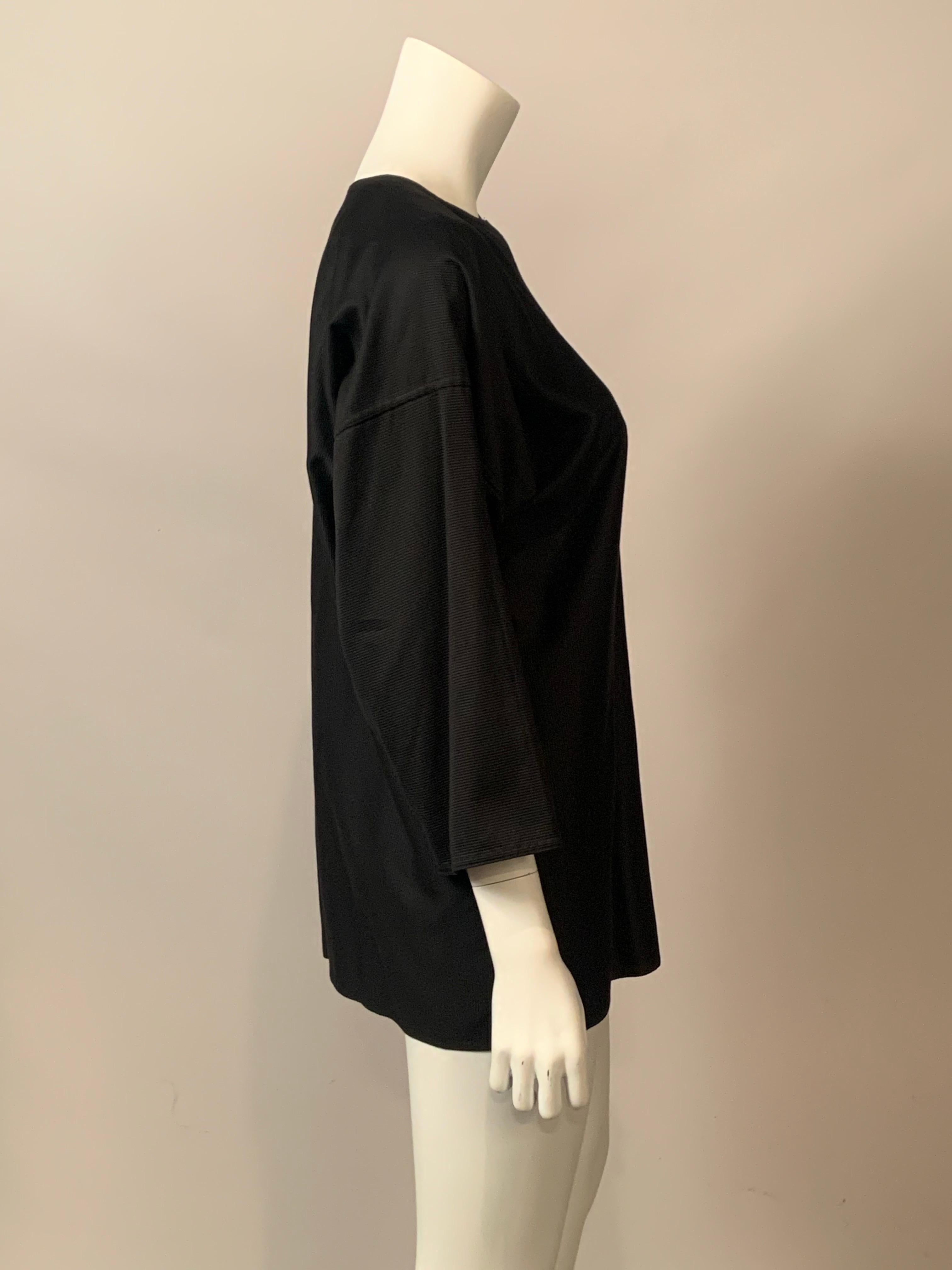 Questa giacca in faille di cotone a coste, facile da indossare e disegnata da Zoran negli anni '80, è il topper perfetto. Eleganza e disinvoltura, si indossa sopra un abito o un pantalone con facilità. L'unico ornamento è il tessuto.  La giacca ha