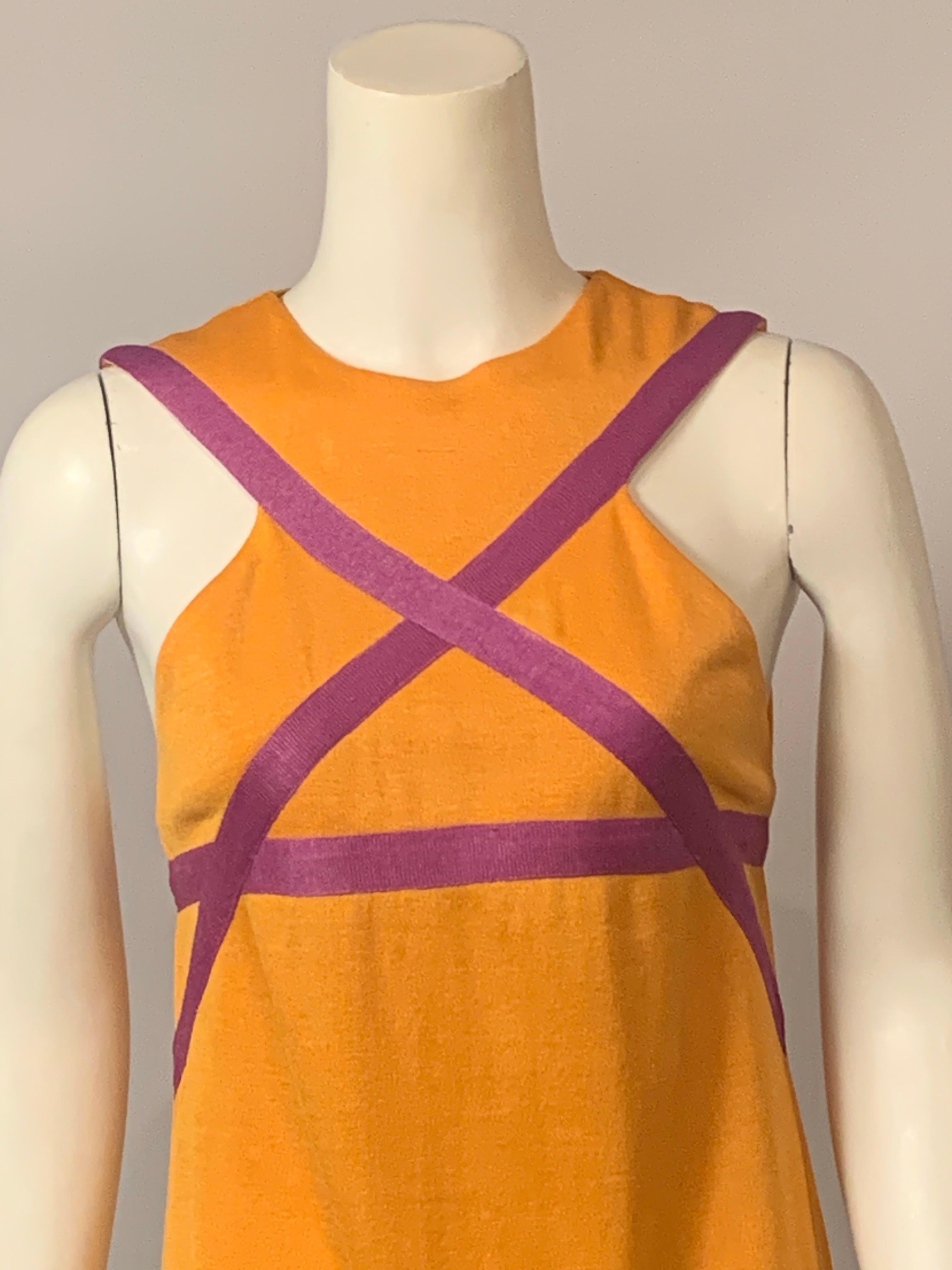 Rudi Gernreich ha disegnato questo abito grafico in giallo zafferano con una fascia incrociata color viola, inventando l'abito 