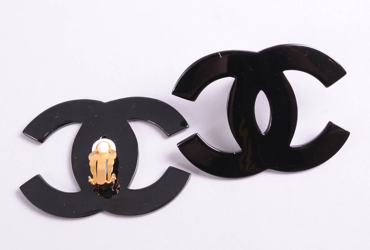 Oversized black resin earrings in the Chanel double C  logo design are in pristine condition. They appear unworn.
Measurements;
Height 1 3/4