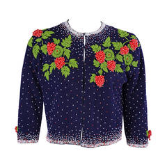 pull en cachemire des années 1950 à motif de fraises perlées