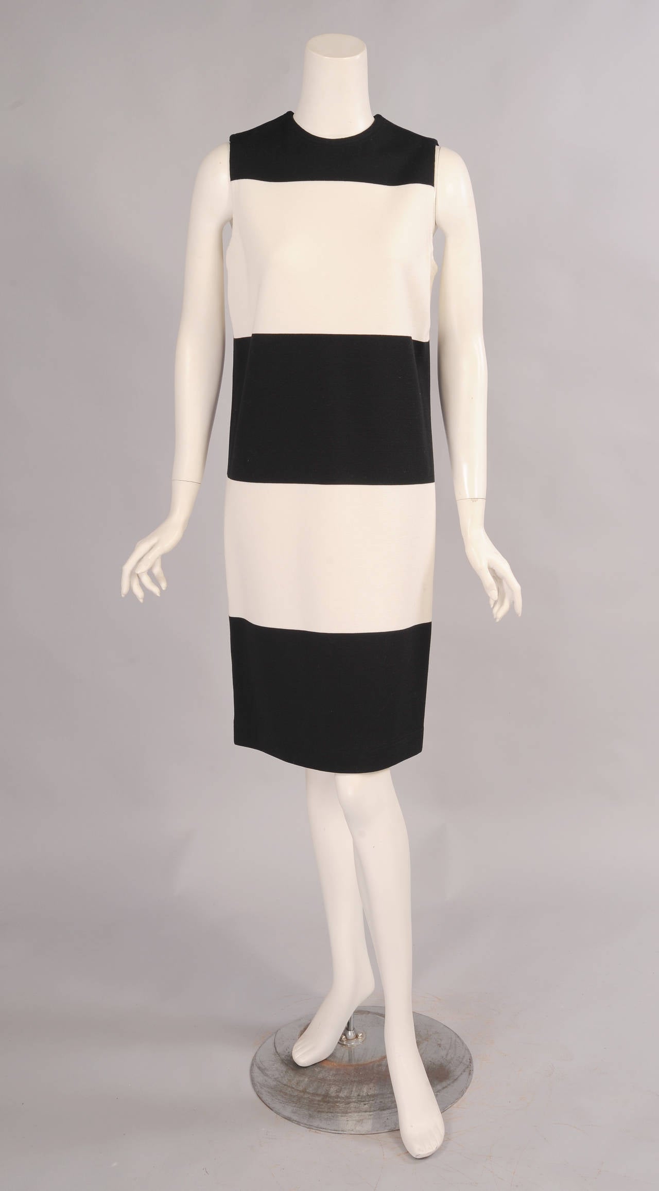 A classic shape and a classic color combination combine to make this Chado dress a wardrobe staple. You can dress it up or down for any occasion.  The dress has a center back zipper and it is marked a size 8. It is in excellent