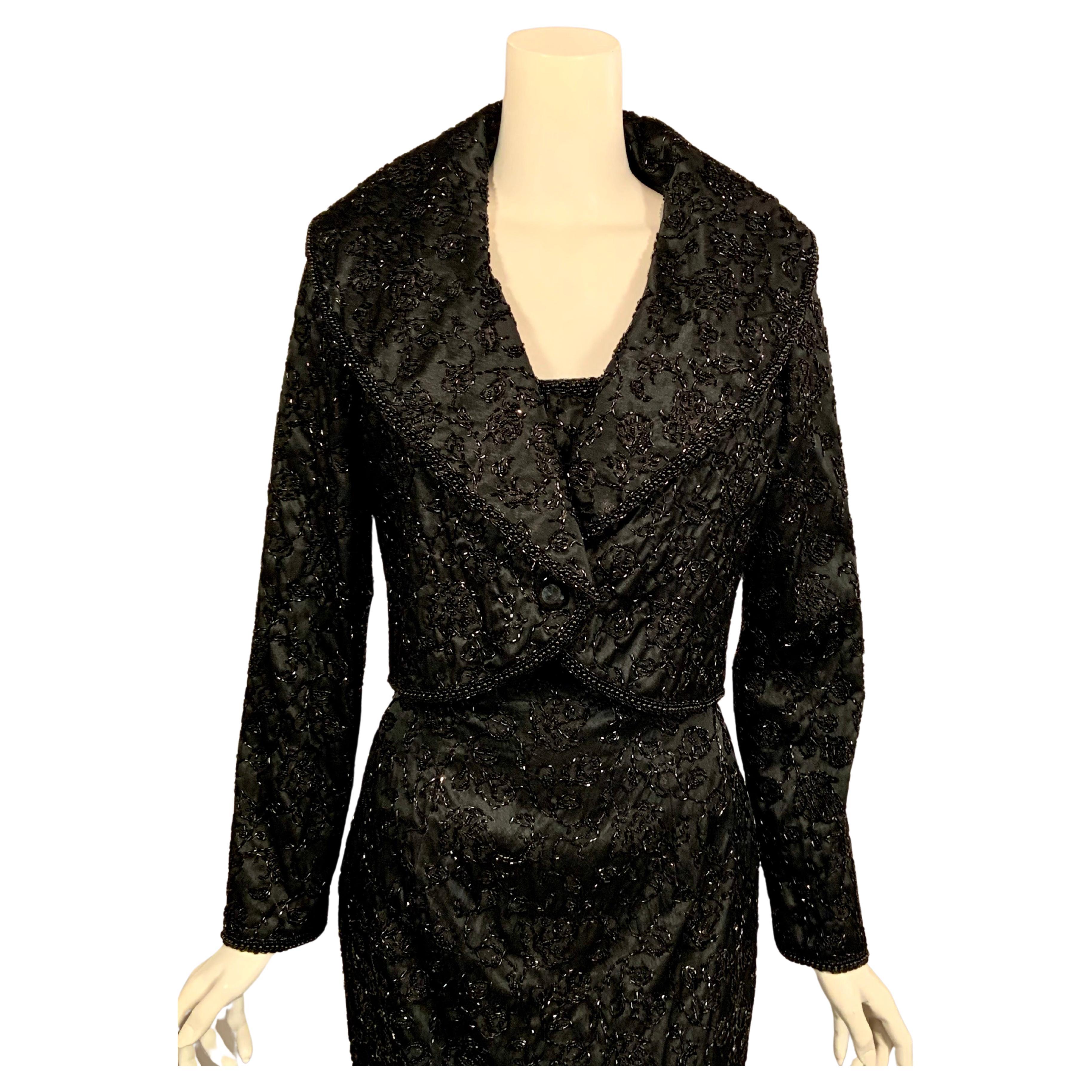 D'une élégance classique, cette robe de soirée courte noire au bustier est recouverte de perles noires de clairon et de caviar dans un motif de fleurs et de vignes.  Il y a cinq rangs de perles en haut de la robe, une fermeture éclair au centre du