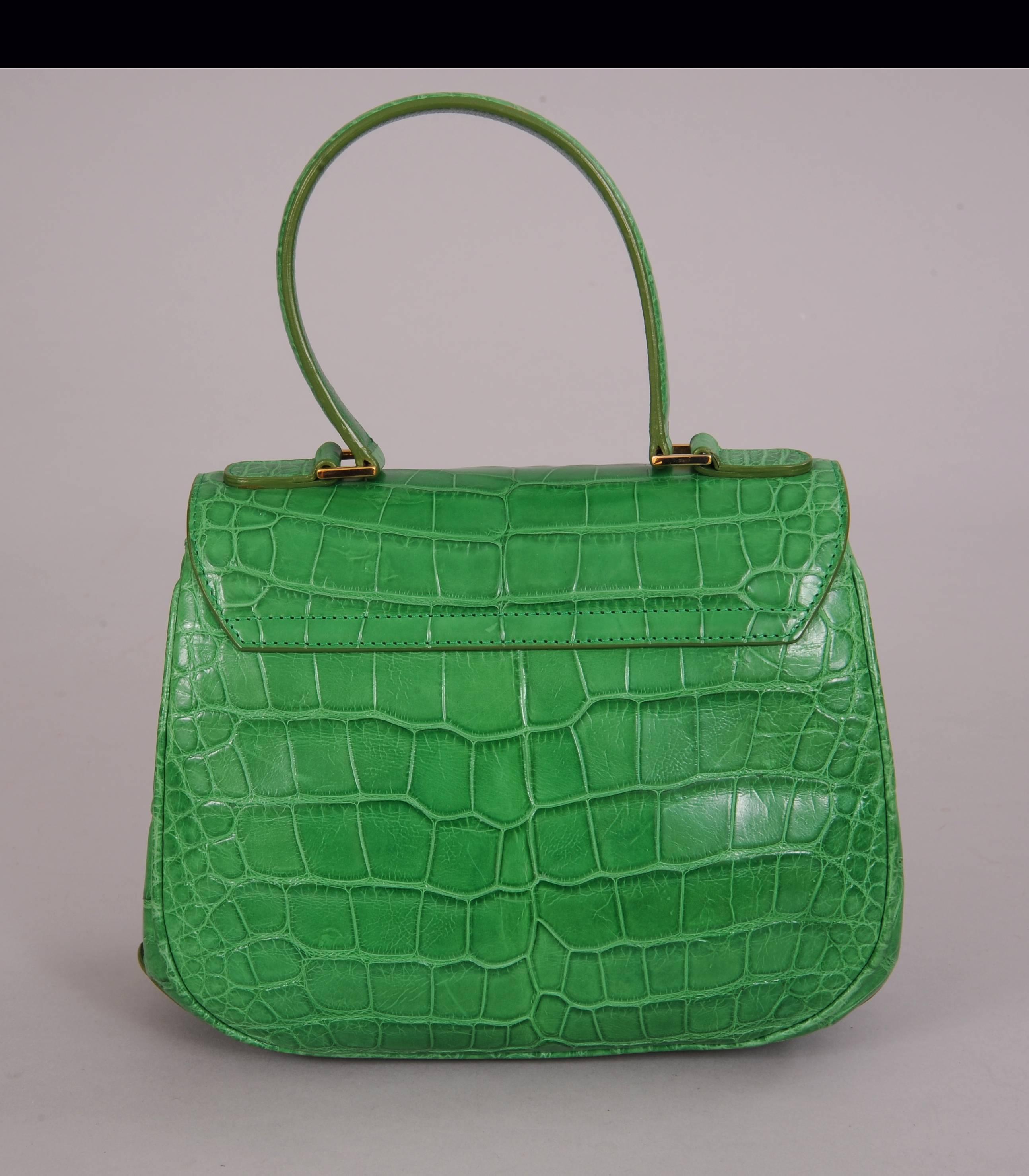 Eine wunderschöne:: leuchtend grüne Kelly-Alligator-Tasche von Oscar de la Renta verleiht jedem Outfit einen Hauch von Farbe. Die Tasche hat einen Drehverschluss und eine Lasche an der Vorderseite und ist in zwei gleiche Abschnitte unterteilt. Der