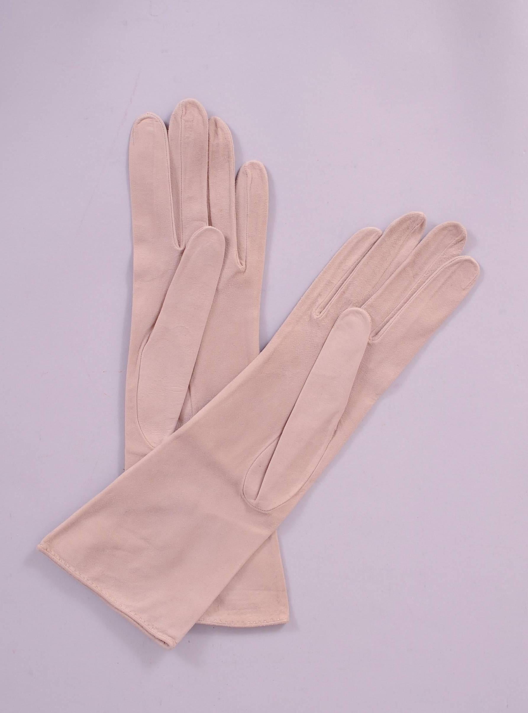 These pristine pale champagne beige suede gloves from Hermes have never been worn. They are marked a size 7 1/2 and they are in excellent condition.