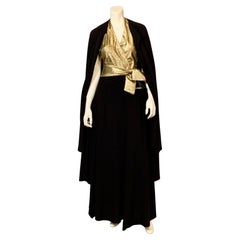 Trigere Goldfarbenes dreiteiliges Kleid aus Seide und schwarzer Wolle mit passendem Umhang