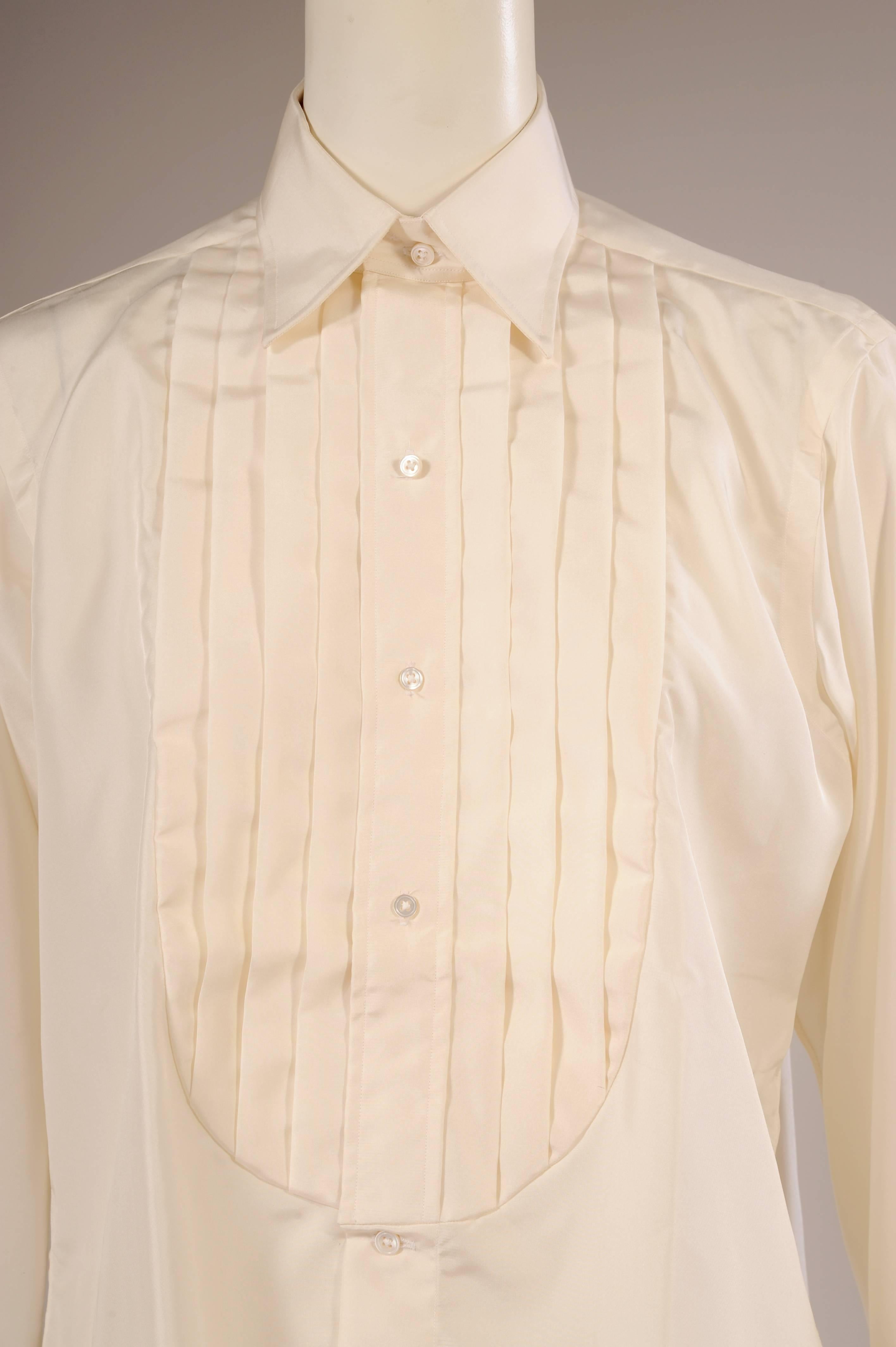 This beautiful silk shirt with a pleated tuxedo front and French cuffs was made by Browning Arundel & Co. in London. Never worn it is in excellent condition.
Measurements;
Shoulders 18