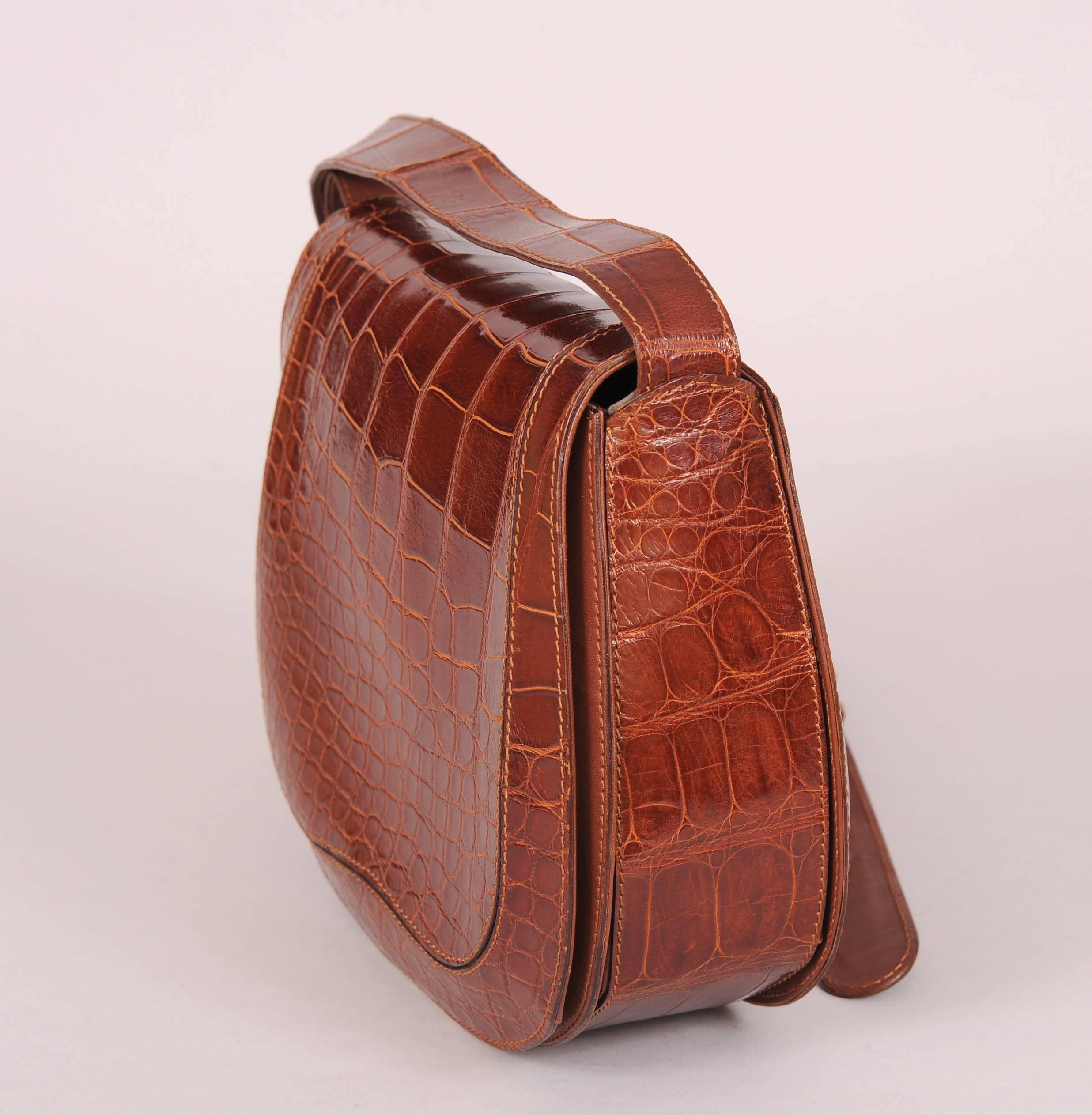 deVecchi Hamilton Hodge Rich Brown Alligator Saddle Bag Appears Unused In New Condition In New Hope, PA