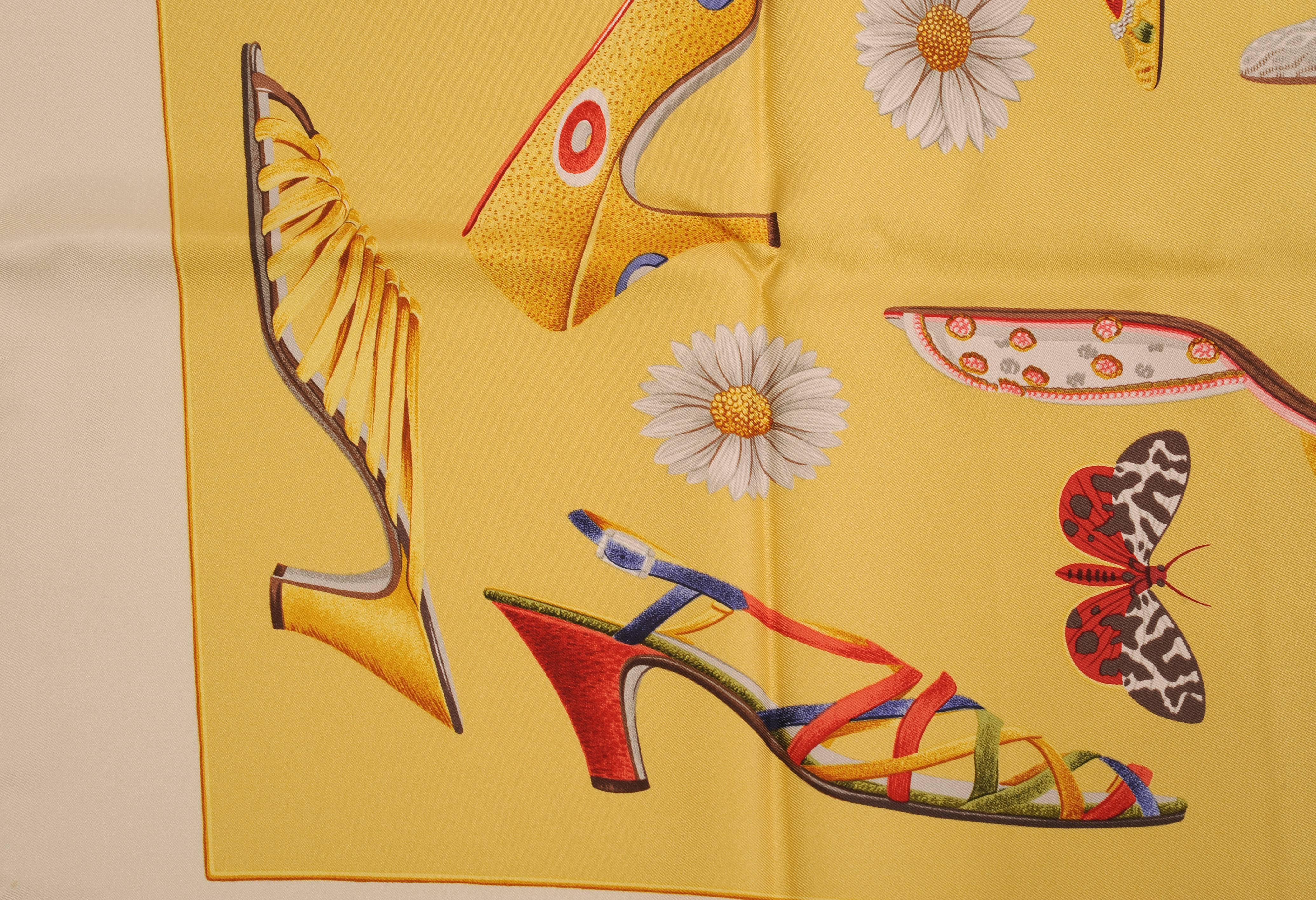 De las mujeres Salvatore Ferragamo Silk Scarf with Iconic Shoes, Butterflies and Daisies en venta