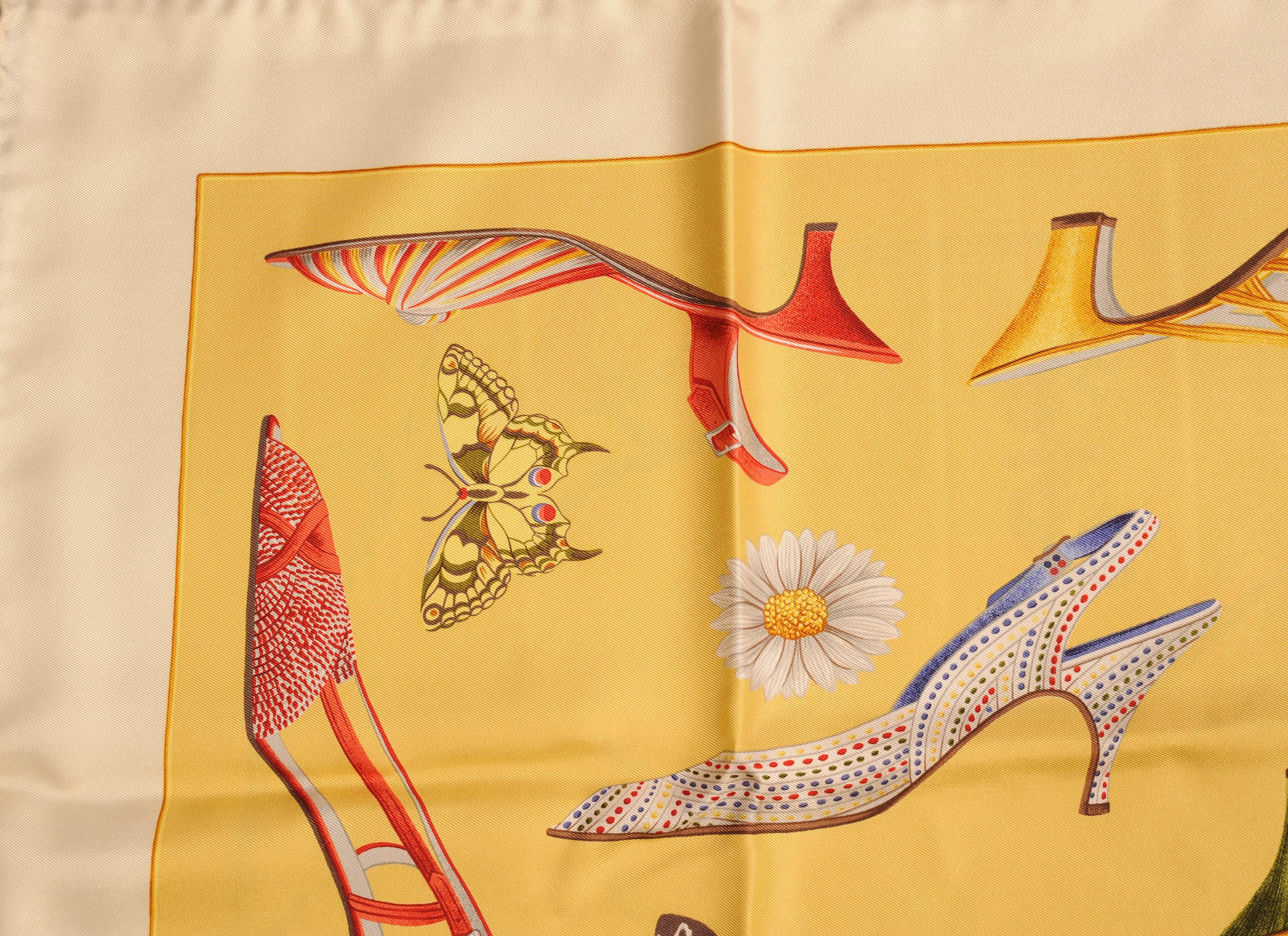 Salvatore Ferragamo Silk Scarf with Iconic Shoes, Butterflies and Daisies Naranja en venta
