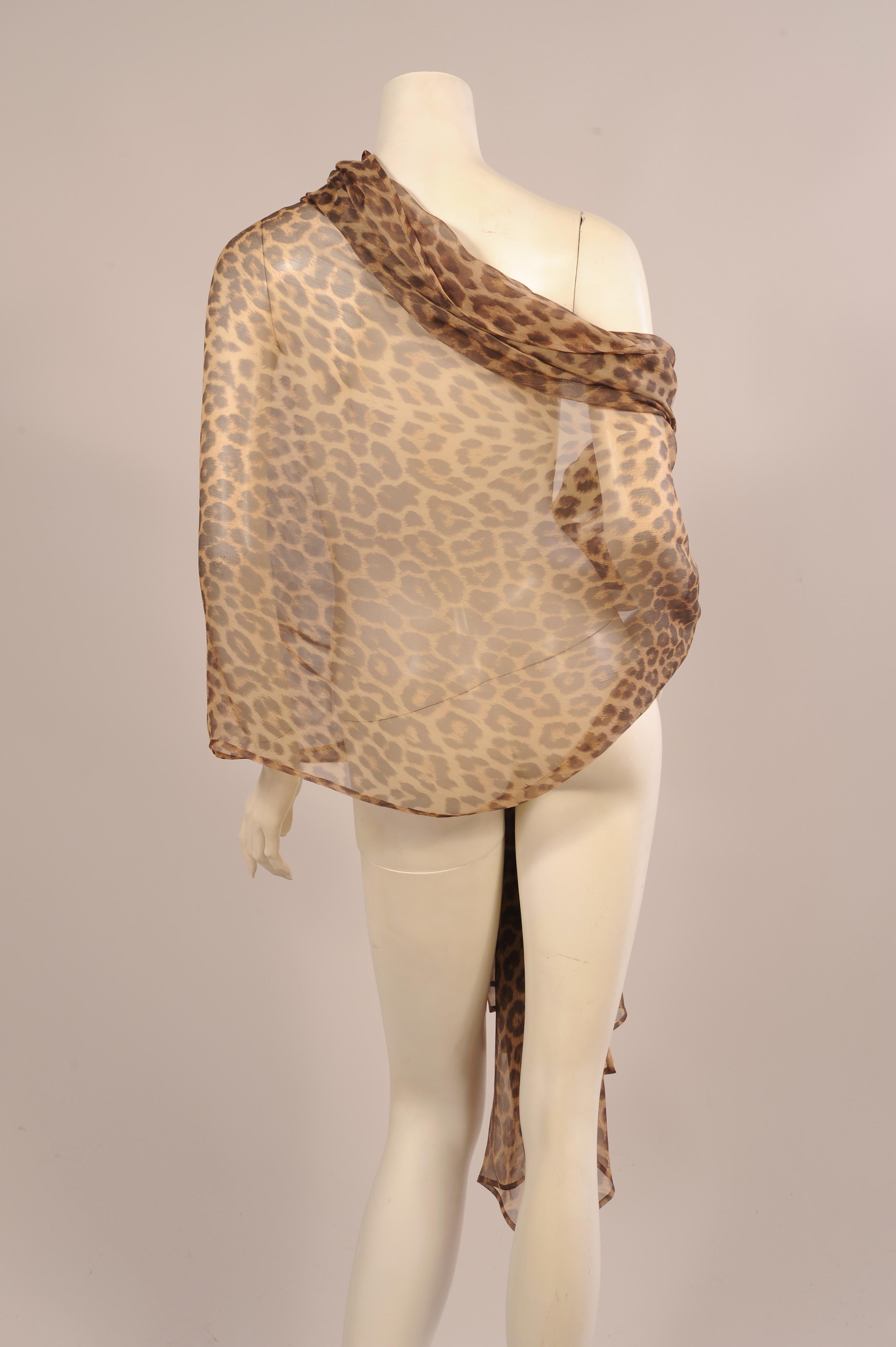 Le classiche macchie di leopardo sono stampate su chiffon di seta trasparente per questo involucro oversize di Genny. Lo scialle può essere indossato in diversi modi. È in ottime condizioni e misura 44