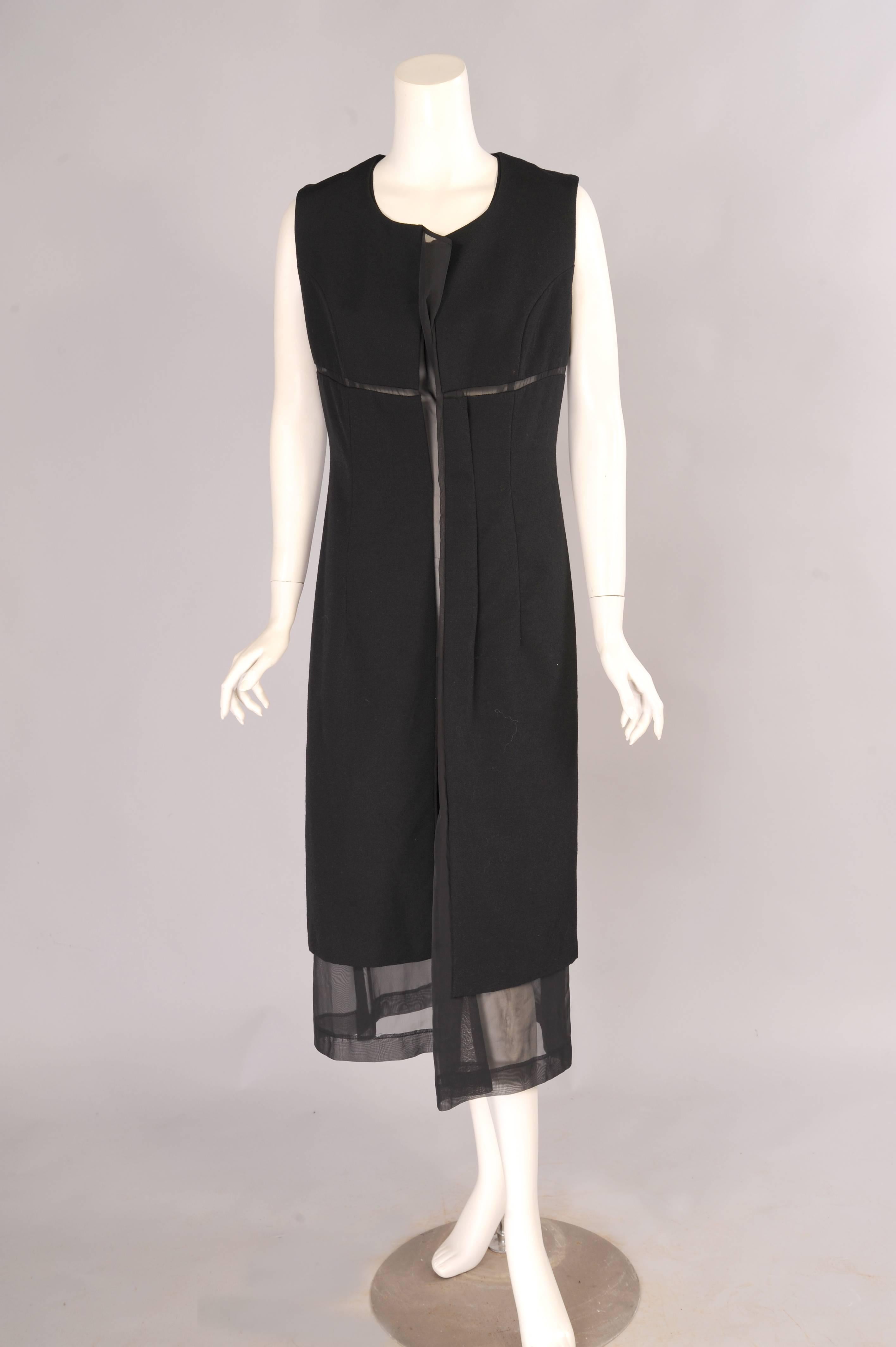 Ein tolles Kleid von Comme des Garcons hat durchsichtige Einsätze an der Brustlinie und einen breiteren Einsatz in der vorderen Mitte des Kleides. Der Stoff faltet sich über diesem durchsichtigen Paneel und gibt einen neckischen Blick frei. Das