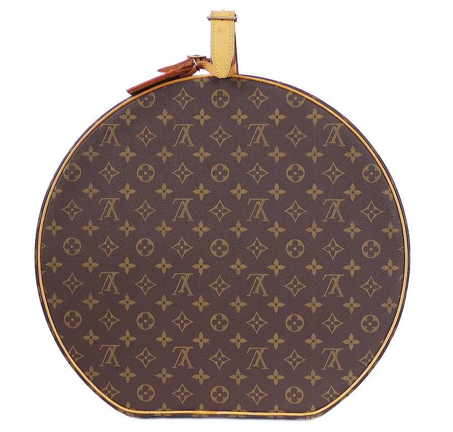 Louis Vuitton Monogram Boite Chapeaux Hat Box 40 Vintage in excellent condition. This elegant hat box in Monogram canvas features a secure sealed closure. Rests on protective brass feet.

    Material : Monogram canvas, Brass hardware
    Date