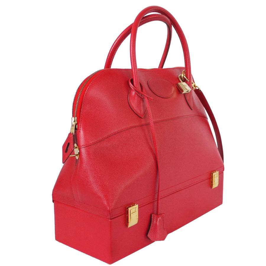 Hermes Macpherson handbag in Red color. Bottom is the trunk case for jewelries or watches. Very rare Hermes bag. This bag looks like Bolide, but not bolide. Hard to find item.

    Main color : RED
    Material : Couchevel
    Includes : Keys,