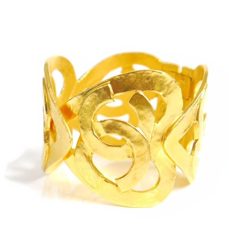 Vintage Chanel Heart Motif Gold Cuff Bracelet, Bangle  In Excellent Condition For Sale In Hiroshima City, JP