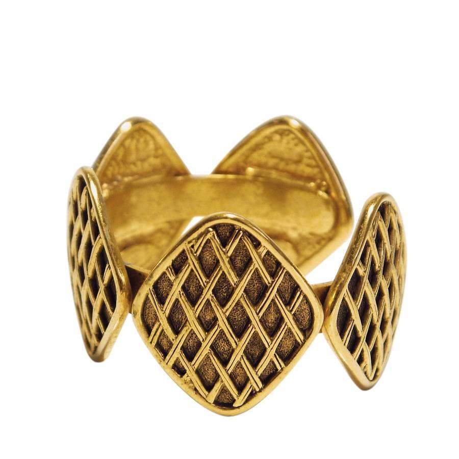 Vintage Chanel antiqued gold metal cuff bracelet. This unusual vintage Chanel bangle is from 1980's collection. Hard to find, collectible vintage Chanel jewelry.

    Product feature : Antiqued gold tone metal, Open cuff
    Comes with : Chanel
