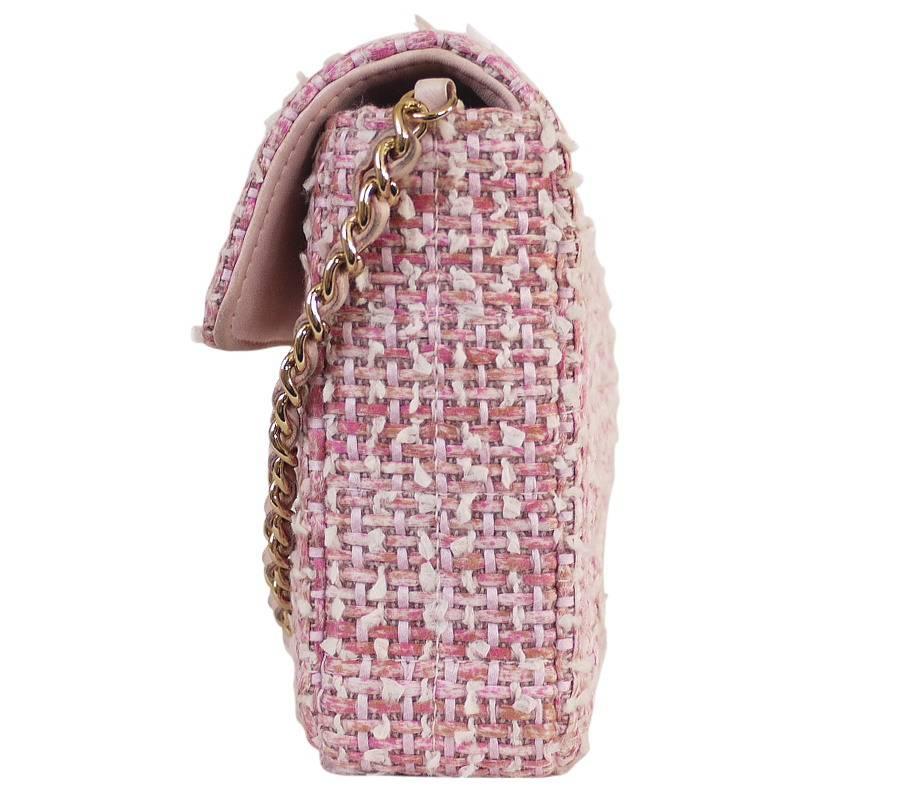 Chanel pink tweed 2way classic in very good condition. Wearable as Wristlet, Clutch or Shoulder bag. The bag is made from silk, cotton and other luxury fabric. Ideal for day or evening events.

    Main color : Pink
    Material : Mix tweed
   