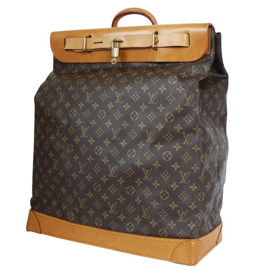 Louis Vuitton Monogram Steamer 45 Travel Bag in excellent vintage condition. This travel bag in Monogram canvas offers a large storage space. Its base features protective feet and a leather strap makes its closure more secure. 

Comes with : Key