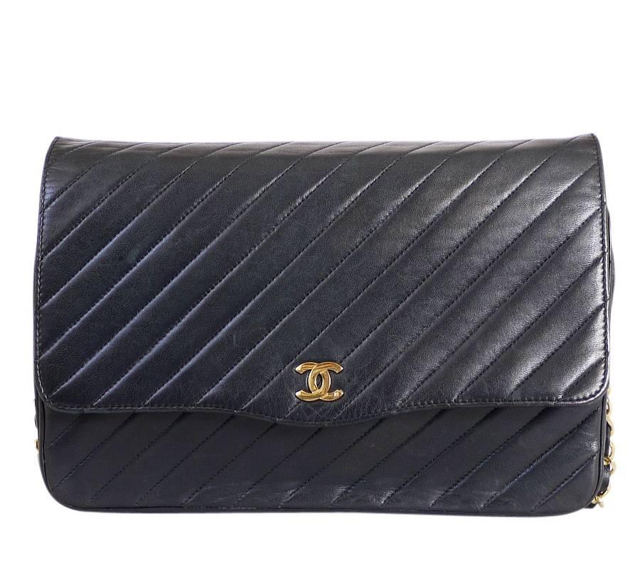 Vintage Chanel 3way Classic flap bag. This bag can be carried as clutch bag, shoulder bag or handbag. Rare vintage from 1980s. Kiss lock closure has been repaired by CHANEL. Comes with the repair receipts.

    Main color : Black
    Material :