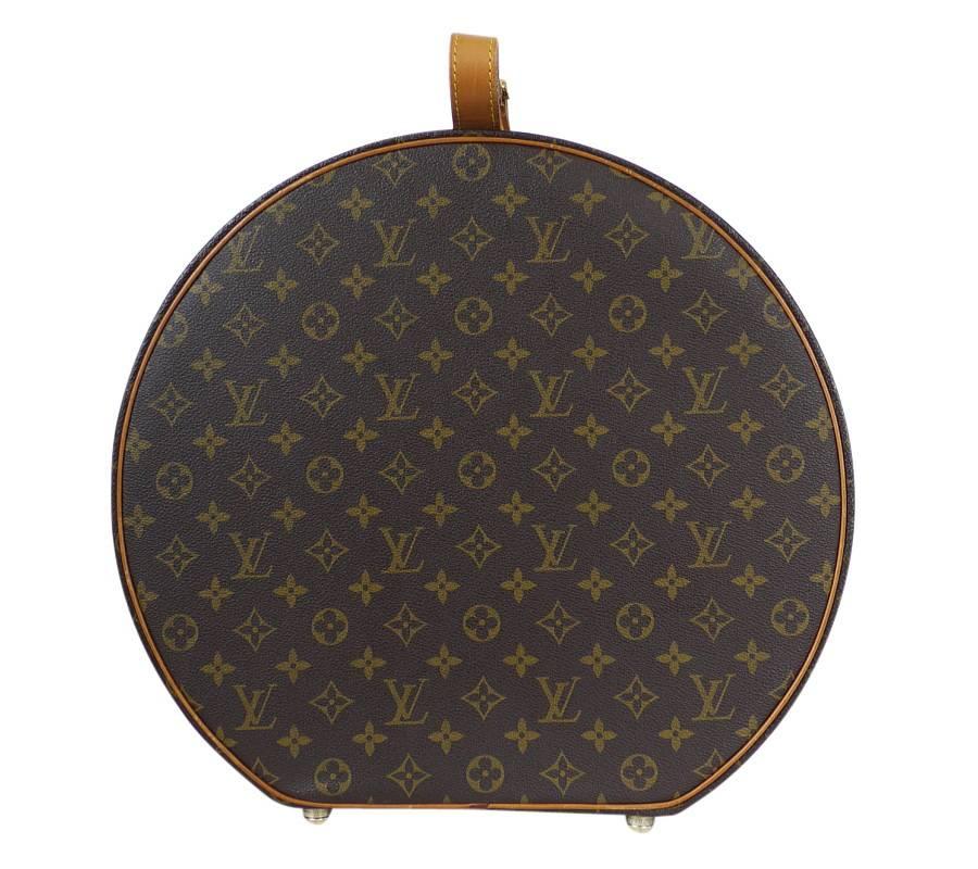 Louis Vuitton Monogram Boite Chapeaux Hat Box 40 Vintage in excellent condition. This elegant hat box in Monogram canvas features a secure sealed closure. Rests on protective brass feet. Hardware has been polished by specialist. Truly beautiful