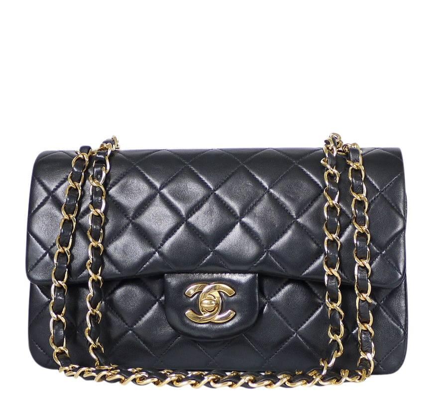 Vintage Chanel 2.55 classic in 23cm. This iconic Chanel 2.55 is the only way to wear in style. Its timeless shape and classic style are as fresh today as they ever have been.

    Main color : Black
    Material : Lamb leather
    Comes with :