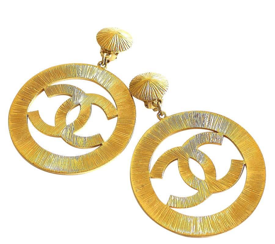 Vintage Chanel jumbo dangling earrings. Extra large earrings with big CC logo clip on earrings. Hard to find vintage Chanel. Come with the original Chanel box, new ear pads.

    Comes with : Chanel box
    Ear pads : Exchanged to brand new