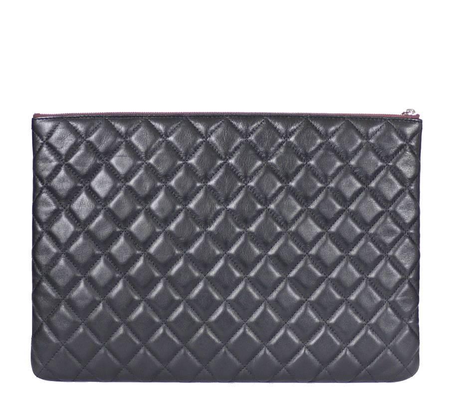 Chanel over-sized clutch bag in black quilted lamb leather. This XL pouch can be used as clutch bag, i-pad case or Laptop case. Top opens widely, light weight, very easy to carry.

    Main color : Black
    Material : Lambskin
    Comes with :