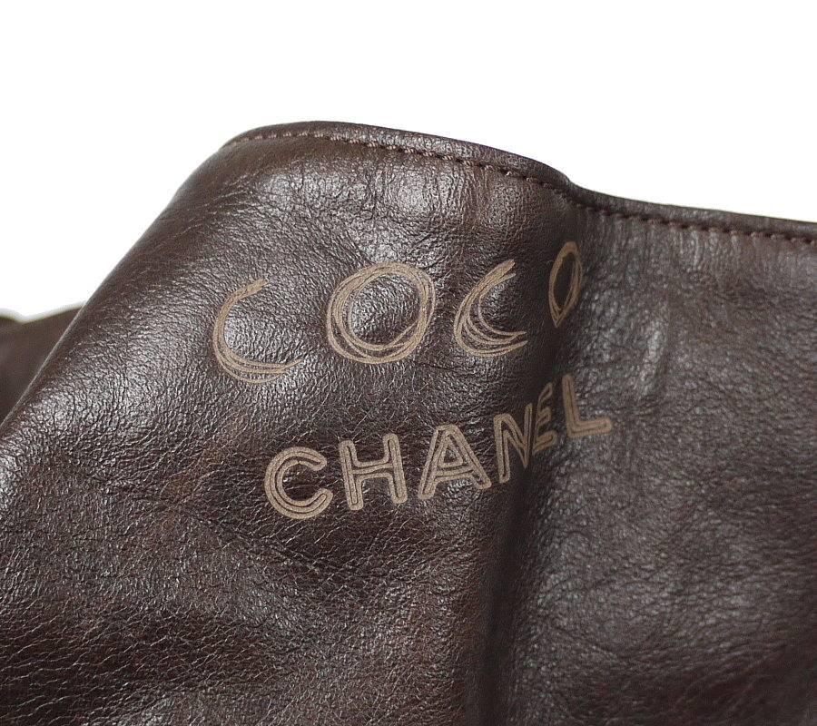 Brown leather Chanel Graffiti Hobo Bag with silver-Tone hardware, rolled top handle, black printed woven interior lining. Large size in this model is quite hard to find anywhere.

    Comes with : Bag only , Detachable zippy pouch with hallmarks