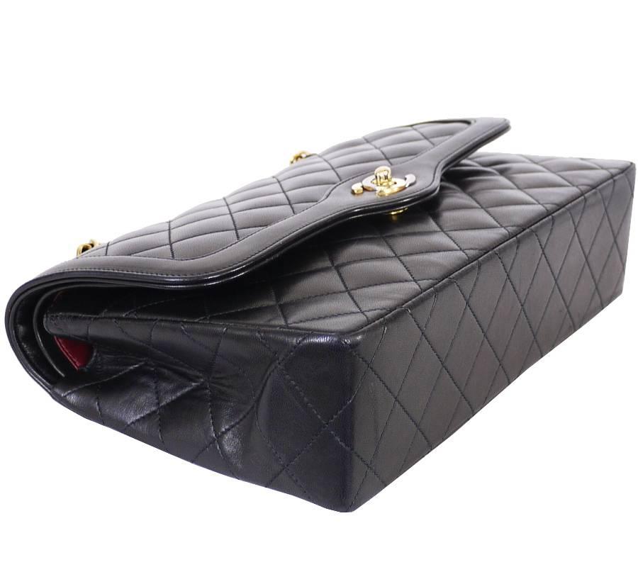 Chanel Paris Limited Edition 2.55 Double Flap Classic bag. Limited Edition. Features a double flap with multiple storage compartments, Limited edition bi-color CC turn lock. Vintage shoulder bag from 1980's. Hard to find, great condition.

   