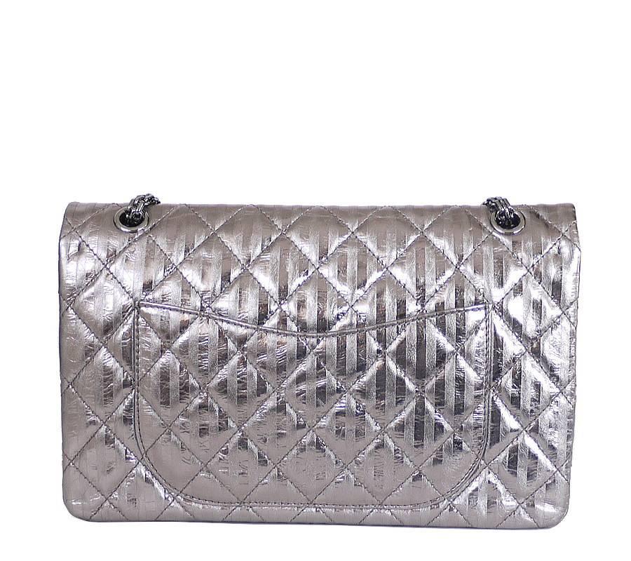 Chanel Silver Metallic 2.55 Reissue classic flap bag in great condition. Extremely gorgeous with wrinkly silver metallic leather. Can be carried over your shoulder, across the body or on your elbow. Quite hard to find condition.

    Material :