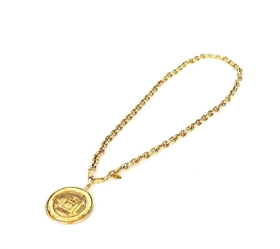 Vintage Chanel Big Medallion Necklace in excellent used condition. Wearable as chain belt. A statement costume jewelry from 1980s.

    Material : Gold tone metal
    Comes with : None Chanel jewelry case

Condition : Excellent used condition.
