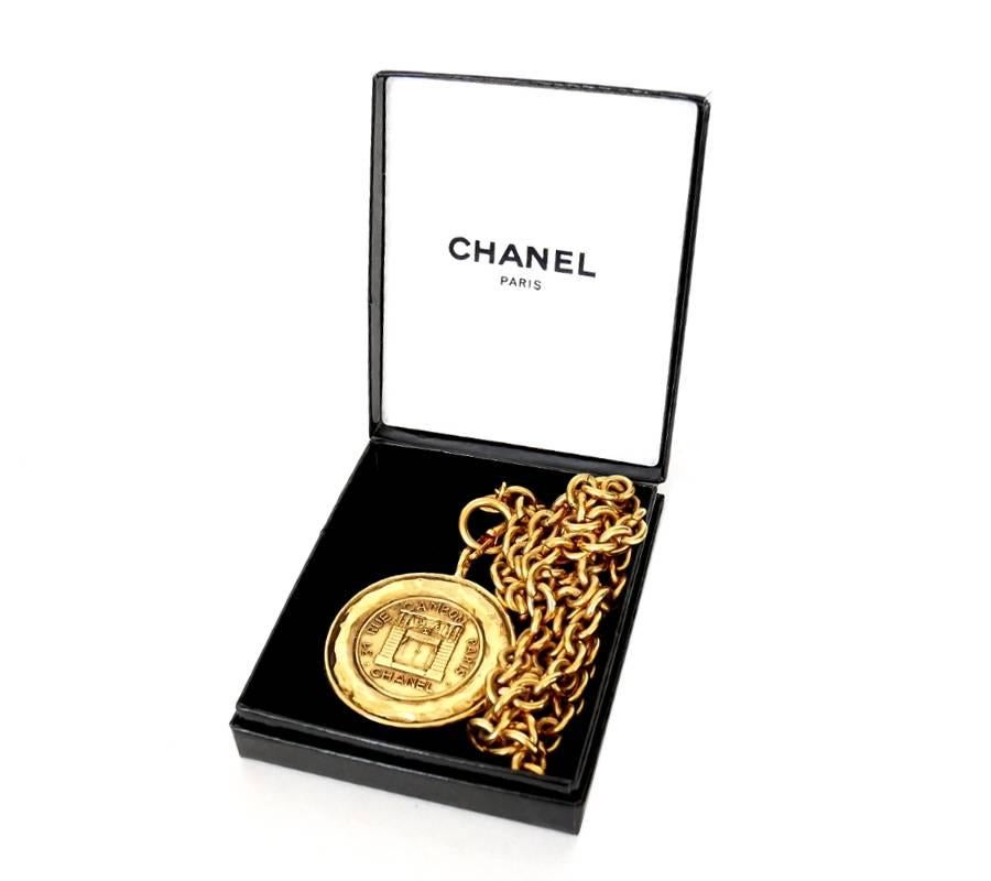 1980s Vintage Chanel Big Medallion Pendant Necklace Rare, Gold In Excellent Condition In Hiroshima City, JP