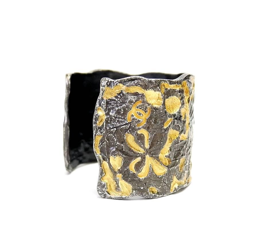 Rare,Vintage Chanel open cuff bracelet. Hand carved. Dark silver alloy with gold details. Absolutely gorgeous. Will go with any casual or formal outfits.

    Main color : Dark silver
    Material : Alloy
    Comes with : Non Chanel Jewelry