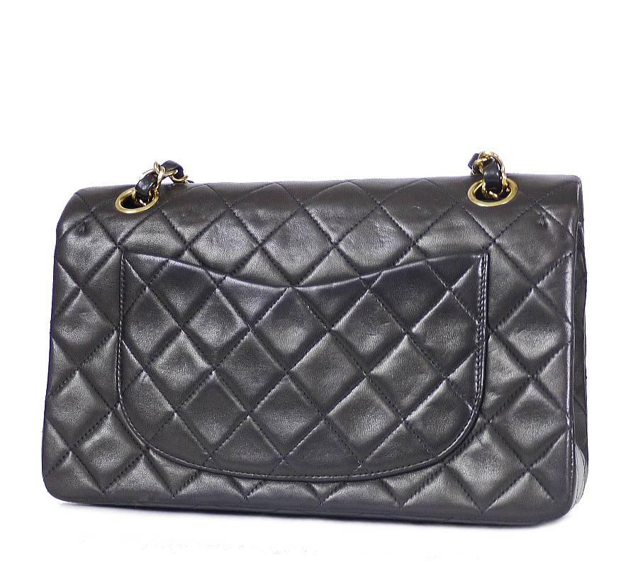 Vintage Chanel 2.55 classic in 23cm in excellent condition. Gently worn. This iconic Chanel 2.55 is the only way to wear in style. Its timeless shape and classic style are as fresh today as they ever have been.

    Main color : Black
    Material :