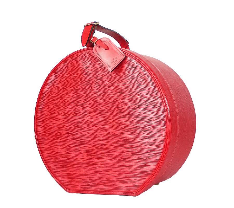 Louis Vuitton Red Epi Boite Chapeaux Hat Box 40 in excellent condition. This elegant hat box in Epi leather features a secure sealed closure. Rests on protective brass feet.

    Material : Red Epi leather, Golden Brass hardware
    Date stamp :