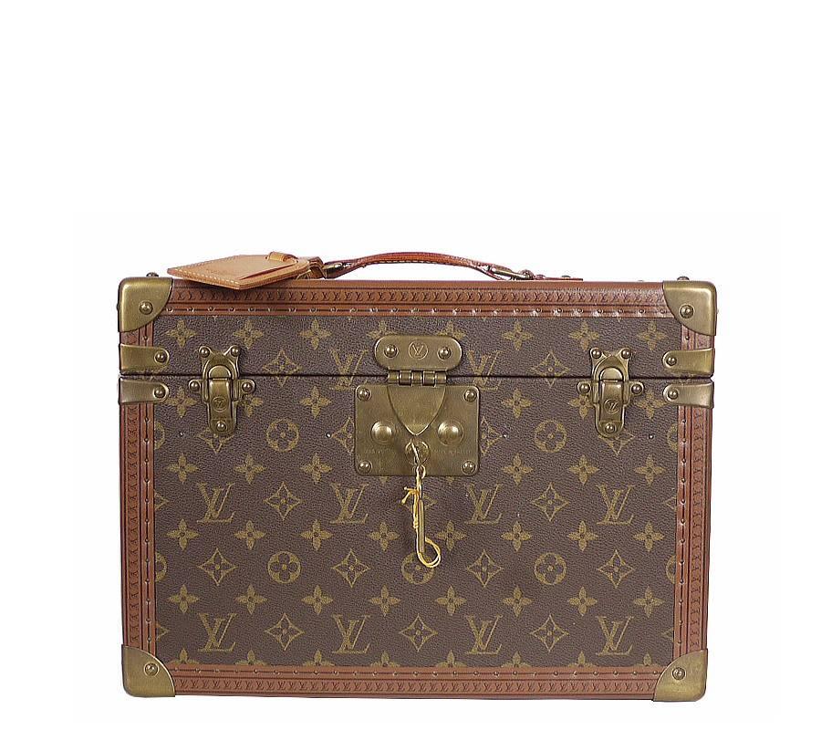 Designed for a variety of uses, this toiletries case in Monogram canvas can also hold jewellery and small products. Its washable interior lining makes it extremely practical. 

Comes with: removable tray with mirror, ID holder and keys 

Condition: