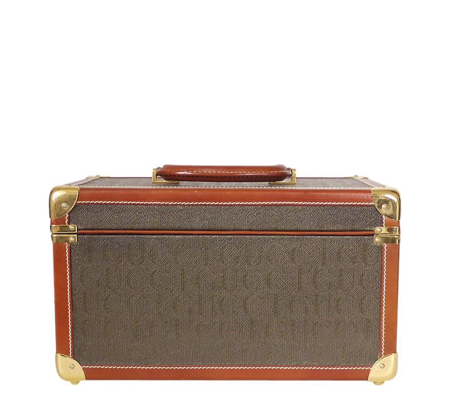 Vintage Gucci monogram train case. Very rare beauty case with mirror, bottle holder and removable tray for jewelry or watches. This is almost one of a kind item. Extremely hard to find item. Light weight. Rests on protective brass feet.

Material :