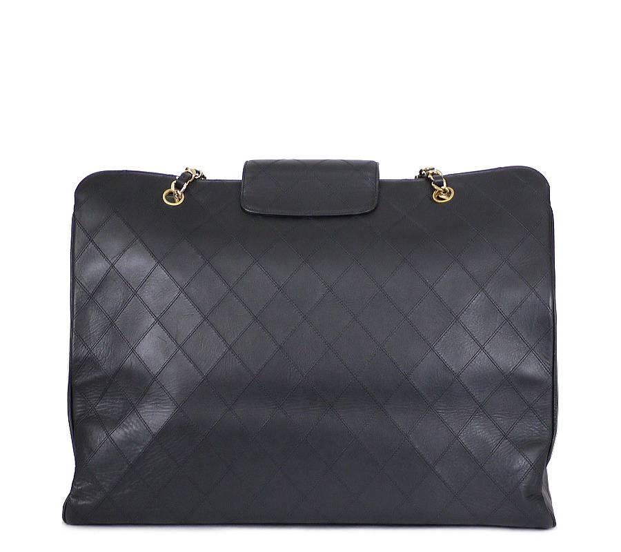 CHANEL black lamb skin flat quilt overnight bag, weekender shoulder bag in great used condition. This overnight bag offers a spacious interior and a large CC turn lock closure. It is ideal as a shopping bag or weekend bag. Many celebrities are