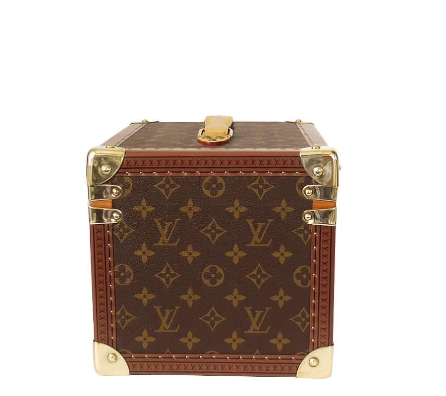 Louis Vuitton Boite Flacons beauty trunk case excellent. The original square shape of this beauty case in Monogram canvas is reinforced with golden brass pieces. It offers a spacious interior and is securely closed by an S-lock. Original retailed
