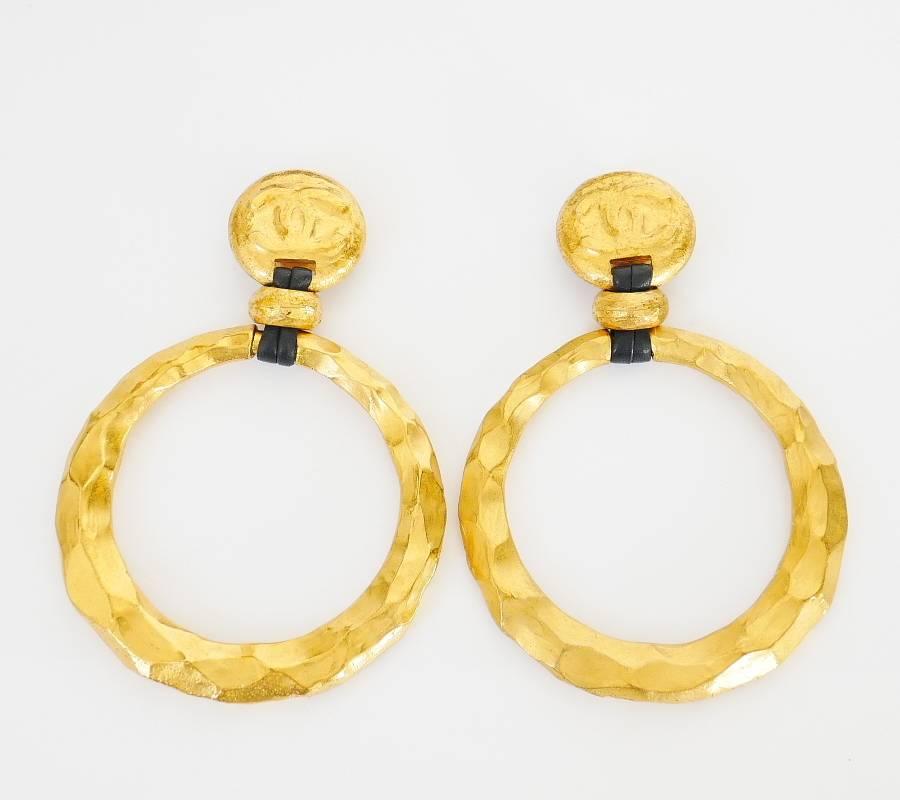 Extremely rare, Super hard to find Vintage Chanel earrings. Kept in amazing condition. This extra ordinary beautiful earrings are from 1993 collection. Comes with brand new rubber ear pads and original Chanel box.

Condition : Excellent. Some slight