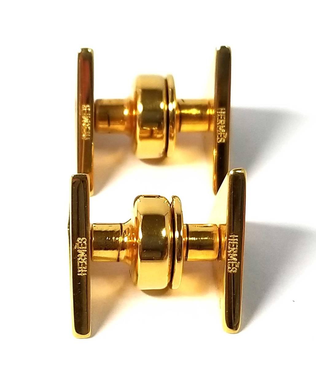 Vintage Hermes cufflinks in excellent condition. Gold plated metal with green skin leather. Unisex use.

Original box is not included. 

Gold plated metal shows some scuffs and small plating loss, but it is nothing to worry.