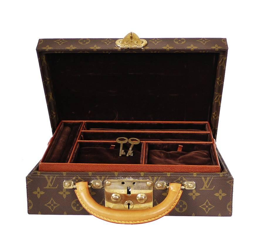 Louis Vuitton Monogram Jewellery Case M47140 is not only rate item, but also the ideal refined travel accessory. It features 7 different-sized compartments and closes securely with an S-lock. Discontinued, rare item.

    Monogram canvas, leather