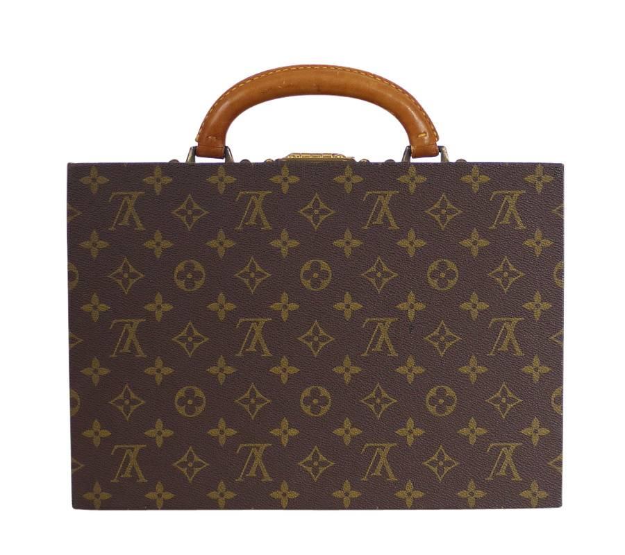 Louis Vuitton Monogram Jewellery Case M47140 is not only rate item, but also the ideal refined travel accessory. It features 7 different-sized compartments and closes securely with an S-lock.  Discontinued, rare item.

    Monogram canvas, leather
